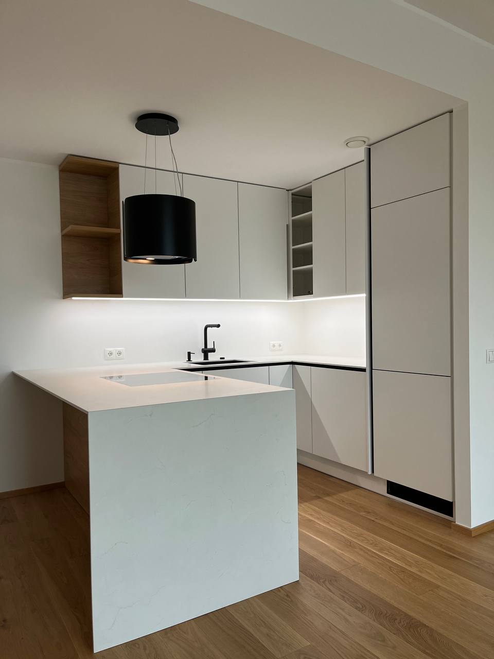 Photo 5954146466077459980 Y 1